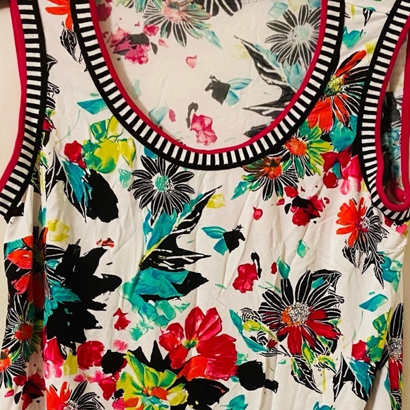 Stizzoli Women’s Misses Regular Scoop Neck Sleeveless Floral Print Blouse - Picture 4 of 4